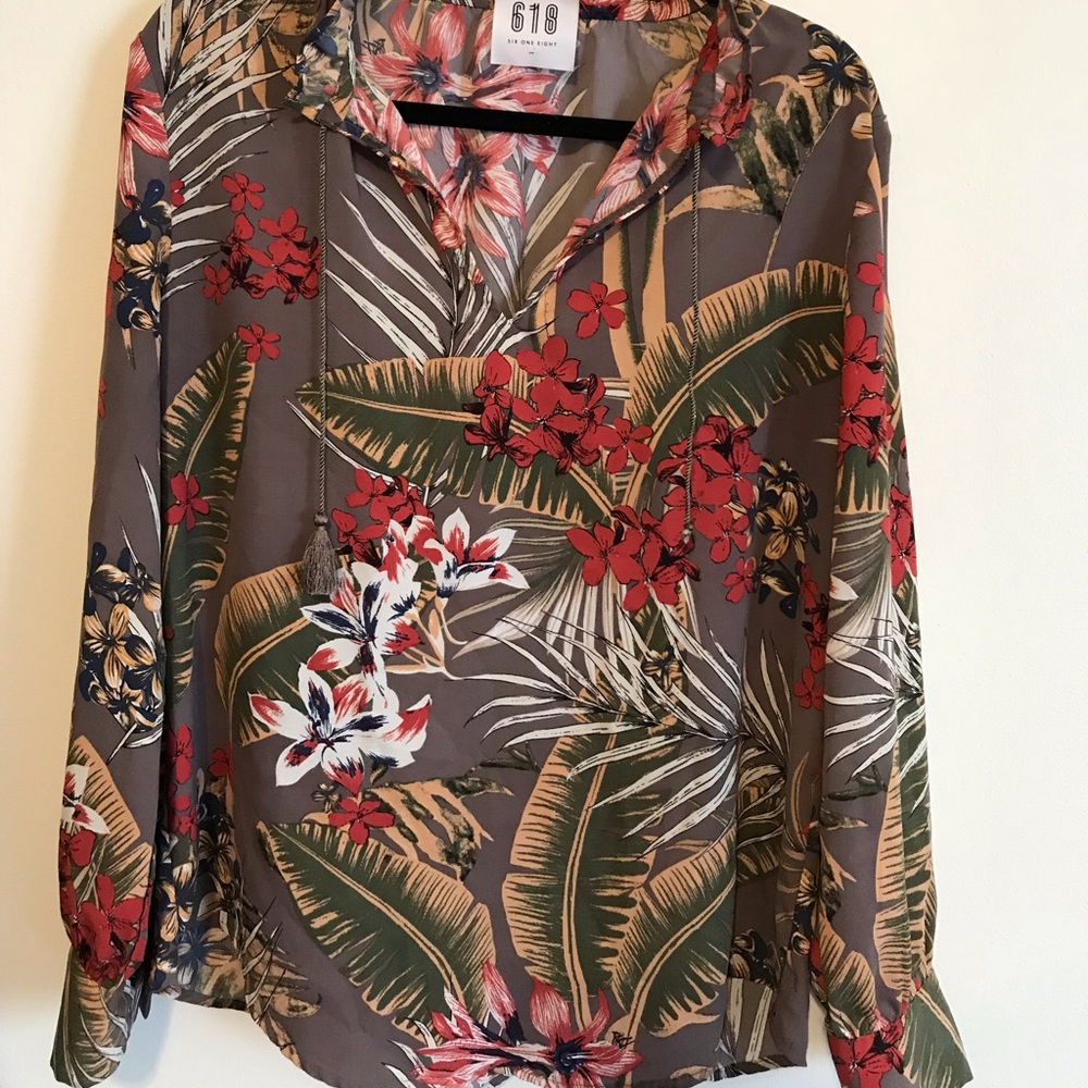 618 // unique top // cinched neckline